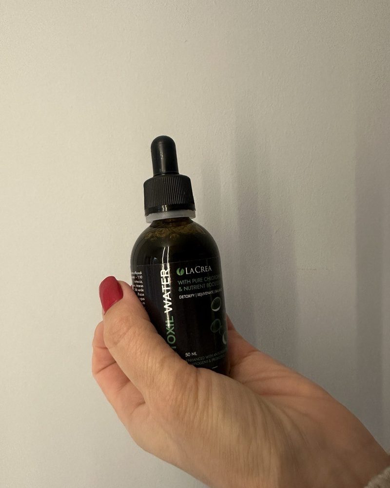 Detoxil Water – dunkle Pipettenflasche mit schwarzer Schachtel