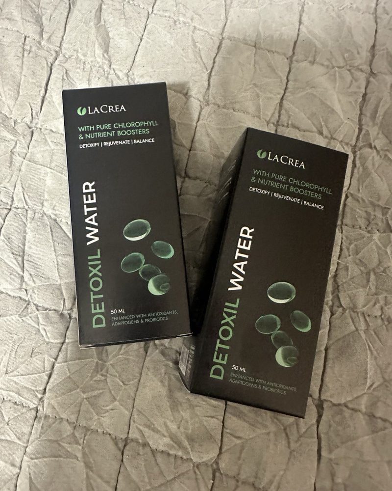 Detoxil Water – dunkle Pipettenflasche mit schwarzer Schachtel