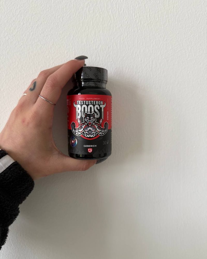 Testosteron Boost – schwarze Kapseldose mit Wolfsmotiv